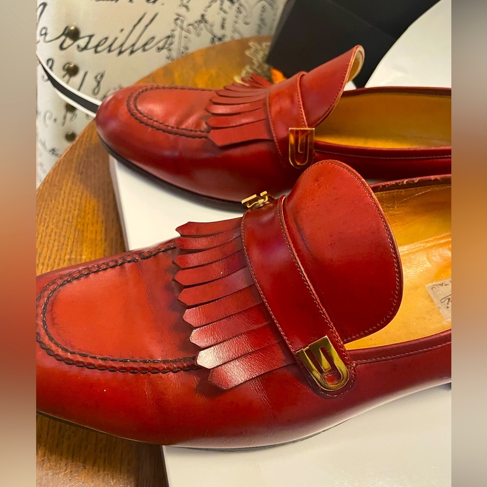 Gently Used Auténtico Gucci Loafer the size is 43 1/2 also 11